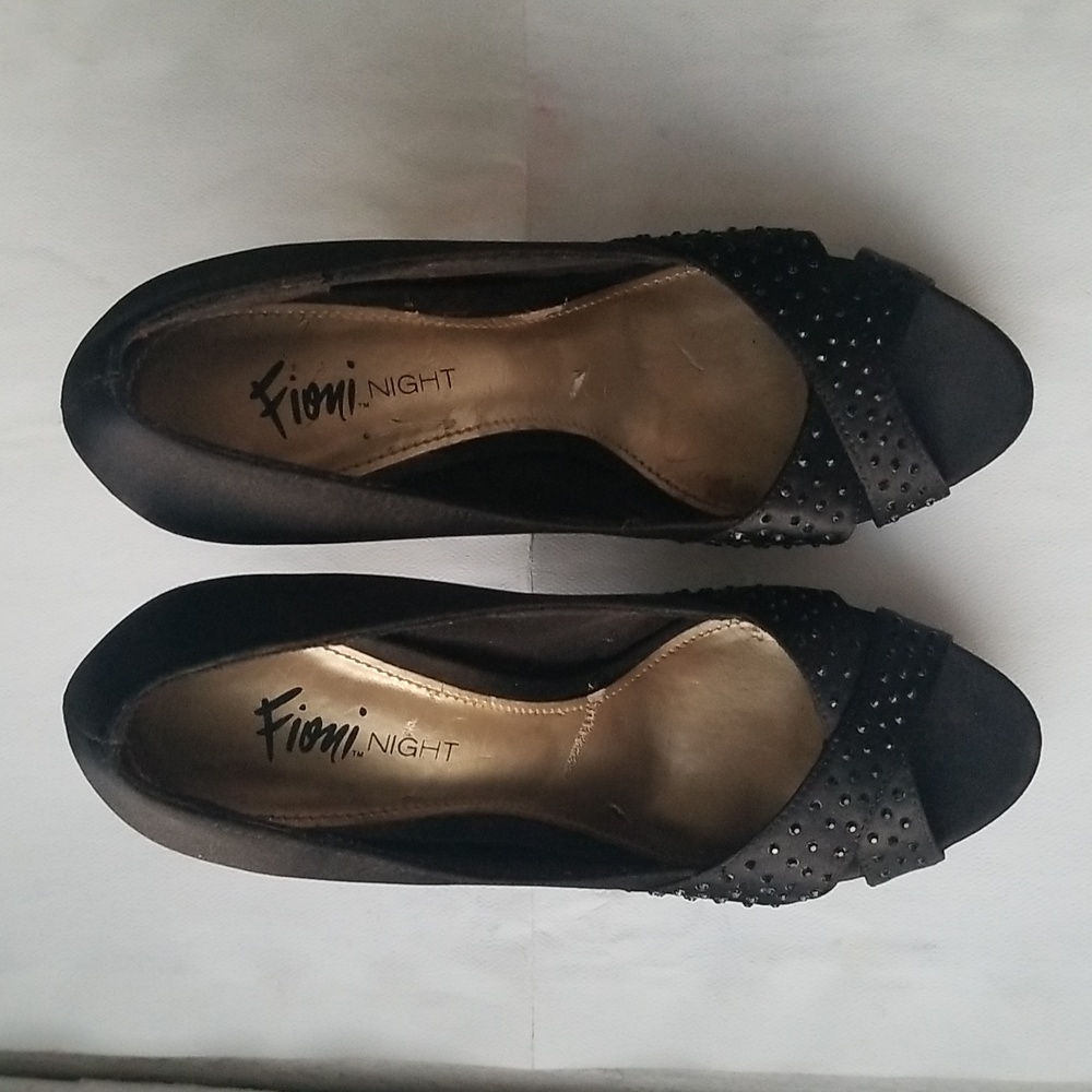 Black Pumps - Picture 2 of 4